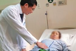 Cụ già 85 tuổi thủng dạ dày do xương cá