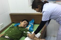Hai anh công an trẻ cứu sản phụ nguy kịch