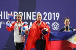 SEA Games 30: Vương Thị Huyền bật khóc khi giành HCV môn cử tạ