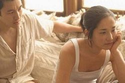 Trước quyết định chia tay vợ nói khẽ 'hãy cùng em làm 1 chuyện', sau khi thực hiện xong anh chồng vội quỳ xuống chân vợ mà xé ngay đơn ly hôn đã ký