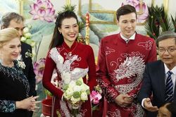 MC Hoàng Oanh không giấu nổi hạnh phúc, sánh đôi bên chồng Tây điển trai cực phẩm trong lễ rước dâu