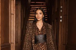'Chiêu bài' thời trang cực đỉnh của Hoàng Thùy tại Miss Universe, bảo sao thần thái lúc nào cũng như 'chị đại'