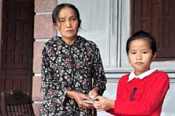 Nữ sinh 8 tuổi trả lại tiền, vàng cho người đánh rơi