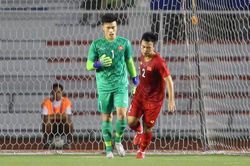 Bùi Tiến Dũng mắc sai lầm, U22 Việt Nam thủng lưới sớm trước U22 Indonesia
