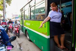 Vì sao người dân TP.HCM 'quay lưng' với xe buýt?