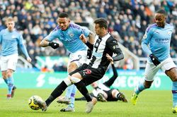Cuộc đua vô địch ngoại hạng Anh: Man City đã giơ cờ trắng trước Liverpool?