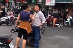 Căn ngăn vụ va chạm giữa xe máy với xe đạp điện, người đàn ông vô cớ bị một phụ nữ túm cổ áo rồi lớn tiếng mắng chửi giữa đường