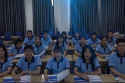 Vì sao Đại học Công nghiệp Thực phẩm TP.HCM bắt sinh viên mặc đồng phục cả tuần, cấm cạo trọc đầu?