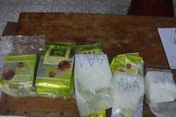 Người lượm ve chai nhặt được 8 gói tinh thể ghi chữ Trung Quốc, nghi là ma túy