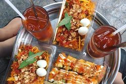 Đến TP.HCM ăn thử bánh tráng trộn 13 topping