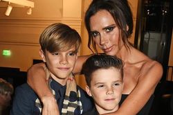 Victoria Beckham và con trai nhảy 'Spice Up Your Life'