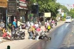 Nhiều người đi xe máy trượt ngã do vết dầu loang