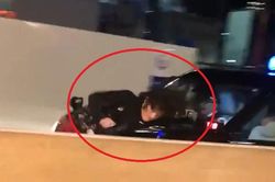 Cãi lộn, tài xế taxi lao xe vào hành khách rồi đâm đầu vào tường