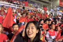 Không khí náo nhiệt trên khán đài trận U22 Việt Nam