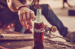 Cãi nhau với mẹ, cô gái uống thật nhiều Coca và kết đáng sợ