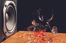 1001 thắc mắc: Vì sao âm thanh lại phá nát được cốc thủy tinh?