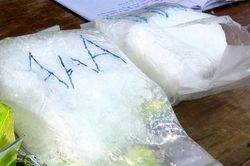 CLIP: Biên phòng tiếp nhận gần 8kg nghi ma túy đá dạt từ biển vào