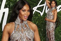 Naomi Campbell mặc xuyên thấu khoe đường cong siêu mẫu trứ danh