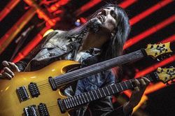 Cựu thành viên ban nhạc rock huyền thoại Guns N' Roses lần đầu đến Việt Nam