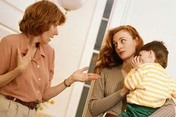 Mẹ chồng thích 'làm ngược' khi tôi dạy con
