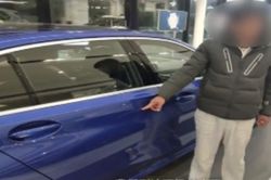 Thanh niên dùng khóa rạch xước BMW mới toanh tại cửa hàng để ép cha mua tặng