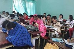 Muôn kiểu 'ứng phó' thời tiết lạnh giá mùa đông của học sinh: Đem chăn bông vào lớp, quấn khắp người khi đạp xe