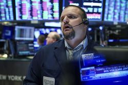 S&P 500 giảm mạnh nhất 2 tháng vì tin xấu về kinh tế, thương mại