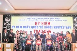 Kỉ niệm 37 năm Ngày Quốc tế người khuyết tật và trao quà cho người khuyết tật có hoàn cảnh khó khăn