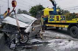 Hất tung dải phân cách trên cao tốc, xế hộp bùng cháy