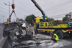 Tài xế thoát chết trong gang tấc khi ô tô gặp nạn bốc cháy