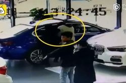 Nam thanh niên cào xước xe BMW trong showroom để bắt bố mua