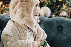 Hiếm khi đăng ảnh lộ mặt con trai, Á hậu Tú Anh tiếp tục khiến dân tình trầm trồ khi khoe góc nghiêng cực đáng yêu