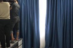 Vừa cưới đã bị vợ dỗi bỏ về vì tấm rèm cửa, cư dân mạng nhắn nhủ với anh chồng: 'Nghiệp quật không trật vào đâu!'