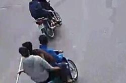 Bắt nhóm thanh niên mang theo hung khí đi 'diễu phố'