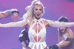 Britney Spears chuộng diện đồ hở hang lên sân khấu