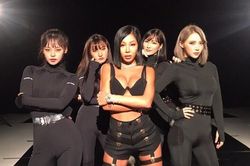 Những lần rapper Jessi diện trang phục đốt mắt lên sân khấu
