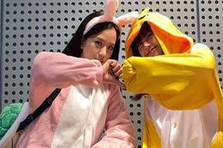 Jisoo và Lisa Blackpink siêu đáng yêu khi diện đồ thú bông tại sân bay