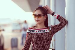 Lê Âu Ngân Anh gợi cảm hút mắt khi sang Anh nhận bằng thạc sĩ