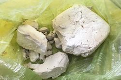 Người dân tiếp tục giao nộp chất rắn màu trắng nghi là ma túy