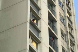 Thót tim cảnh bé gái vắt vẻo ngoài ban công tầng 6 gọi mẹ