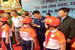 Thái Nguyên: 1.991 Mũ bảo hiểm phát cho học sinh Trường Tiểu học Đội Cấn