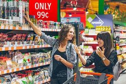 Nhân viên siêu thị tiết lộ mánh khóe 'bẫy' khách mua hàng