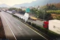 Hú hồn cảnh xe container đổ nghiêng suýt đè bẹp xe con