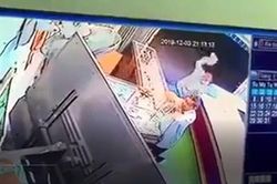 CLIP Đối tượng dùng búa hung hãn tấn công chủ, cướp tiệm vàng