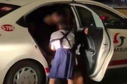 Xôn xao clip hai bé gái quấy nhiễu du khách, giơ 'ngón tay thối' vì không xin được tiền