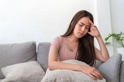 Bố mẹ mất được một ngày em vẫn không hề hay biết, đến khi đọc dòng tin chồng nhắn cho anh trai, em đau đến nghẹt thở