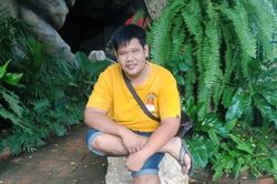 Mải chơi game trên điện thoại đang cắm sạc, người đàn ông bị điện giật tử vong