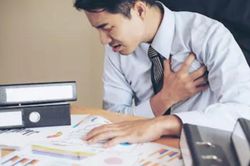Thức thâu đêm làm việc quá sức, người đàn ông gục chết trong buổi phỏng vấn