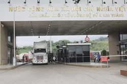 Hải quan Lào Cai 'tăng tốc' thu ngân sách