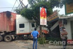 Hung thần container tông sập tiệm photocopy ở Sài Gòn